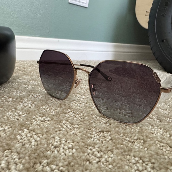 Coach Sunglasses - Picture 4 of 4